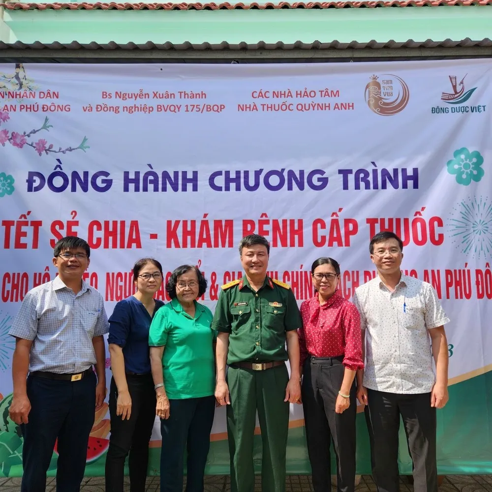 Thượng tá - bác sĩ Nguyễn Xuân Thành cùng đoàn tổ chức khám bệnh, trao quà cho người dân