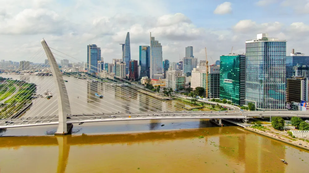 Trung tâm TPHCM nhìn từ cầu Ba Son. Ảnh: HOÀNG HÙNG