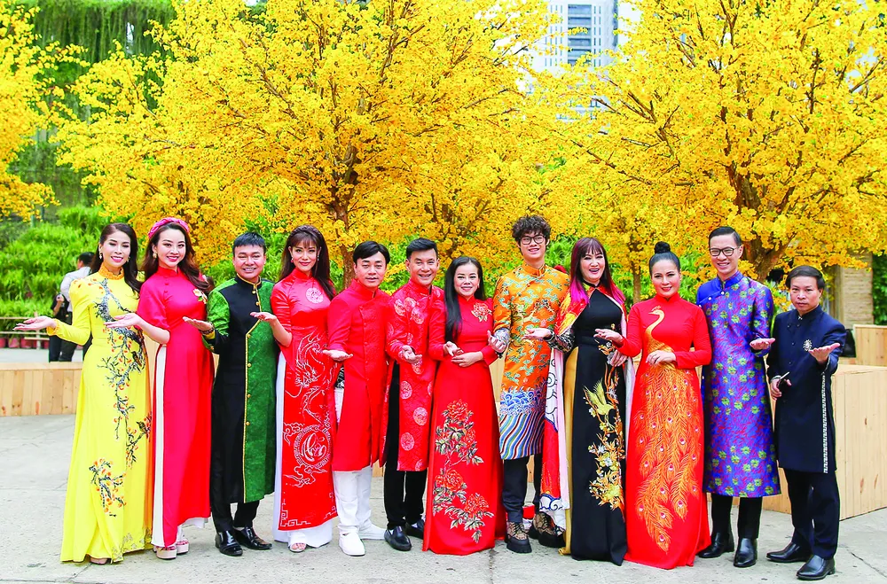 Giới trẻ háo hức đón tết trước Nhà văn hóa Thanh niên TPHCM. Ảnh: DŨNG PHƯƠNG