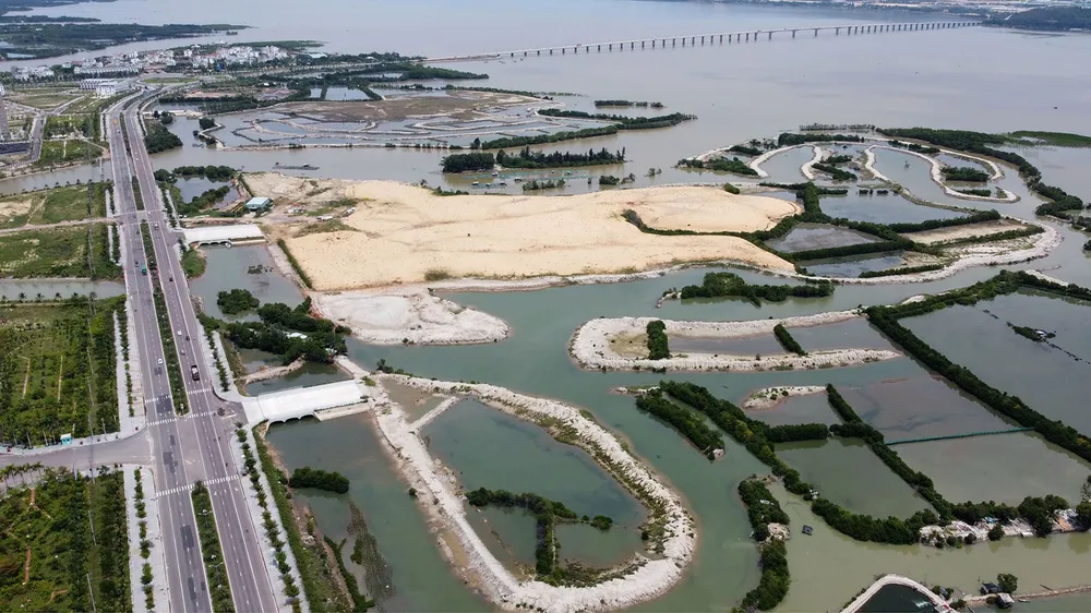 Khu du lịch sinh thái, biệt thự Thị Nại Eco Bay (TP Quy Nhơn, tỉnh Bình Định) đến nay vẫn dang dở. Ảnh: NGỌC OAI