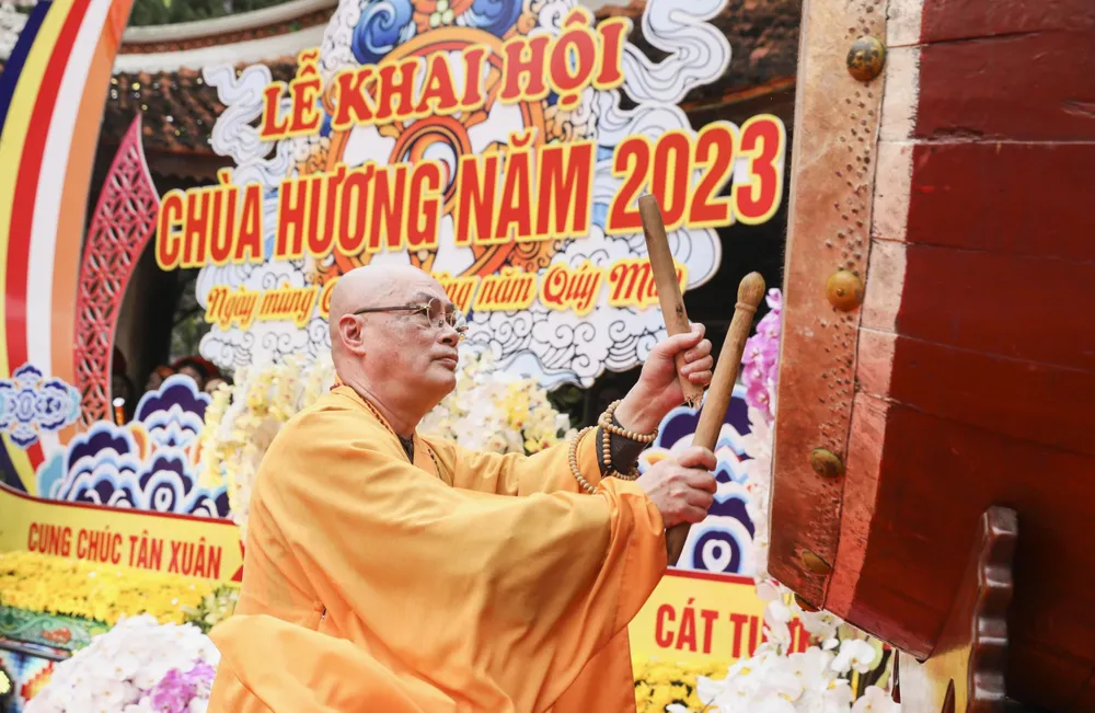 Thượng tọa Thích Minh Hiền đánh trống khai hội chùa Hương Xuân Quý Mão 2023 tại huyện Mỹ Đức, Hà Nội, sáng 27-1(mùng 6 tháng Giêng). Ảnh: VIẾT CHUNG