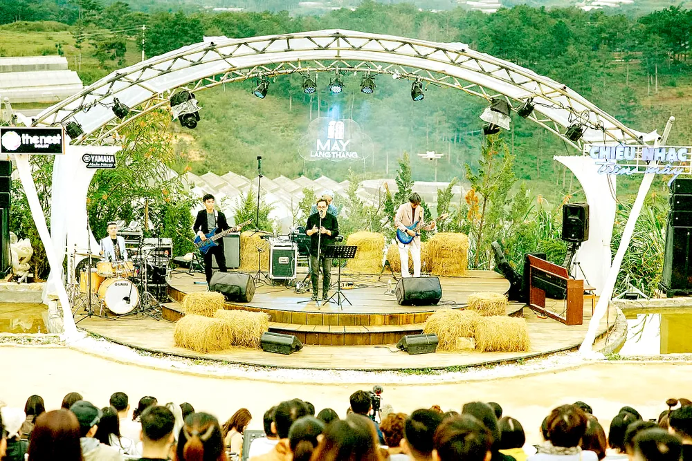 Nhóm nhạc trẻ Chillies trong một buổi biểu diễn. Ảnh: TUẤN HUỲNH