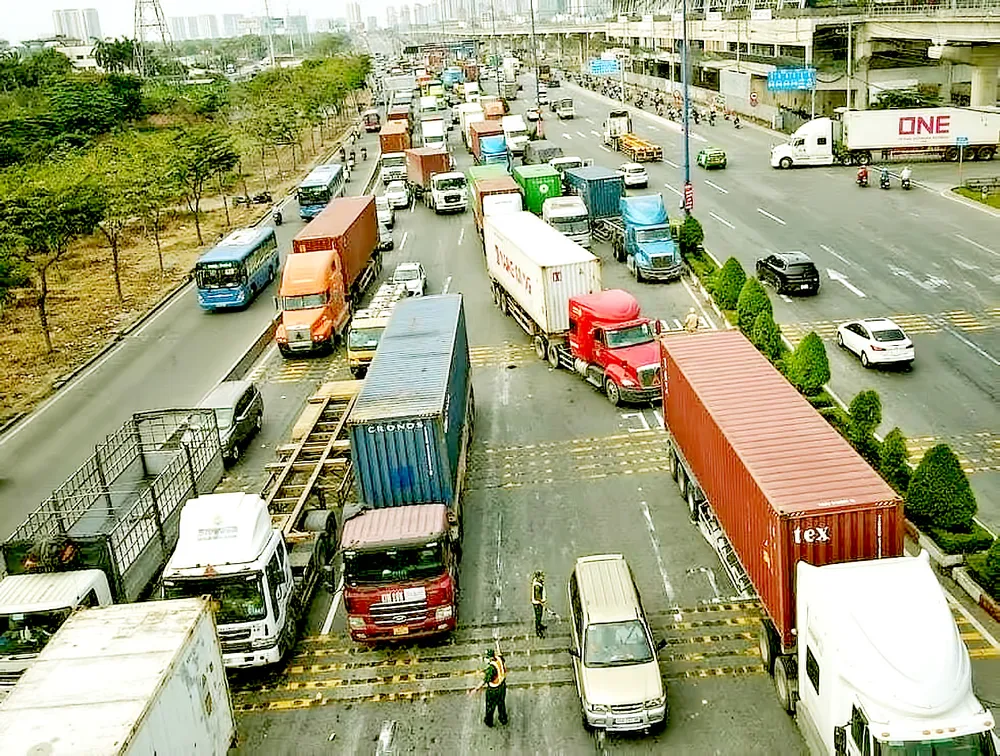 Hạ tầng giao thông TPHCM luôn trong tình trạng quá tải. Ảnh: QUỐC HÙNG