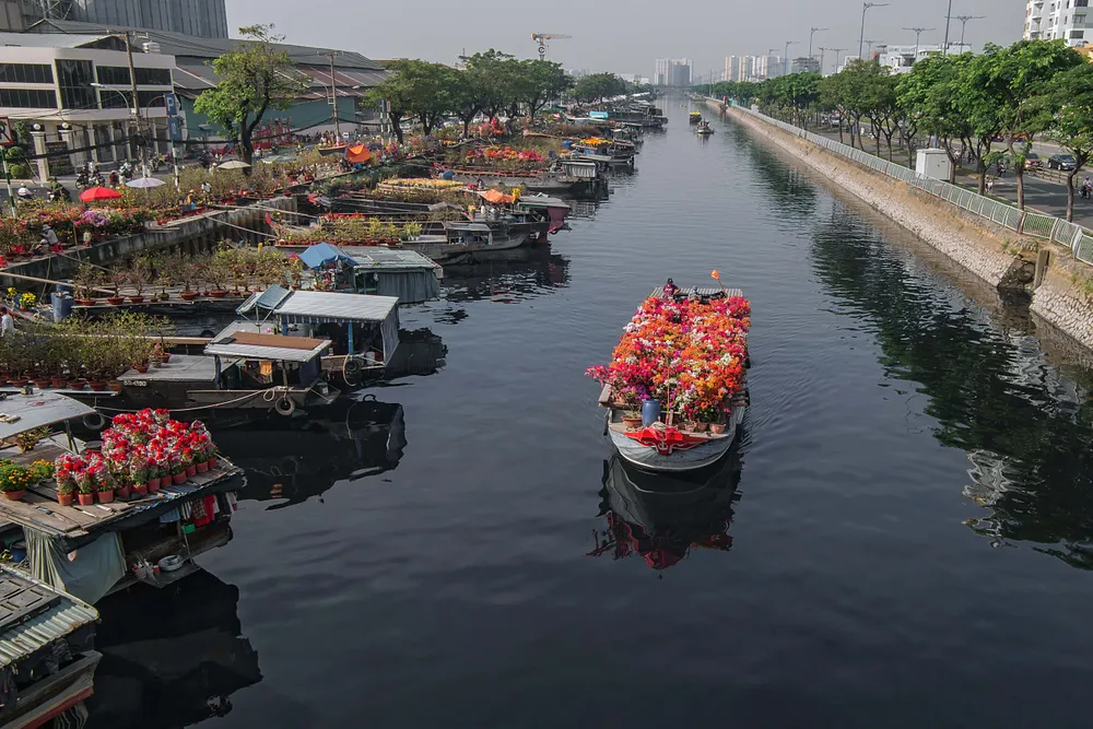 Thuyền hoa về trên bến Bình Đông. Bà con ở các tỉnh miền Tây mang hoa lên bán cho người dân quận 8 và TPHCM. Hình chụp ngày 18-1-2023.