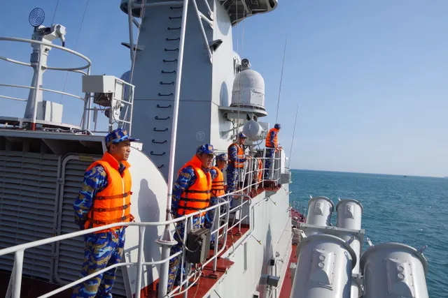 Cán bộ, chiến sĩ Tàu 378 chuẩn bị các nội dung luyện tập. Ảnh: VĂN ĐƯỜNG