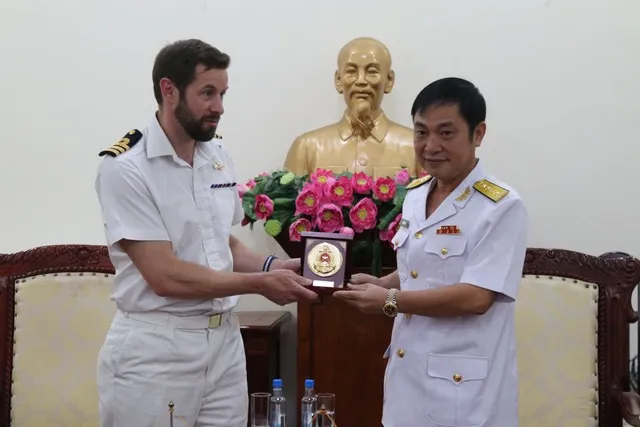 Đại tá Lê Bá Quân, Phó Tư lệnh Vùng 2 Hải quân trao quà lưu niệm cho Trung tá Michael Proudman, Chỉ huy tàu HMS Spey. Ảnh: VĂN ĐƯỜNG