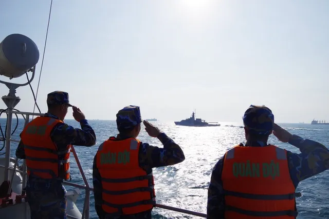 Luyện tập nội dung chào nhau khi gặp nhau trên biển giữa 2 tàu. Ảnh: VĂN ĐƯỜNG