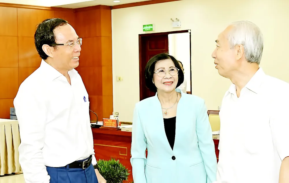 Bí thư Thành ủy TPHCM Nguyễn Văn Nên trao đổi cùng các đại biểu tại hội thảo về xây dựng, chỉnh đốn Đảng và hệ thống chính trị, ngày 9-2. Ảnh: VIỆT DŨNG