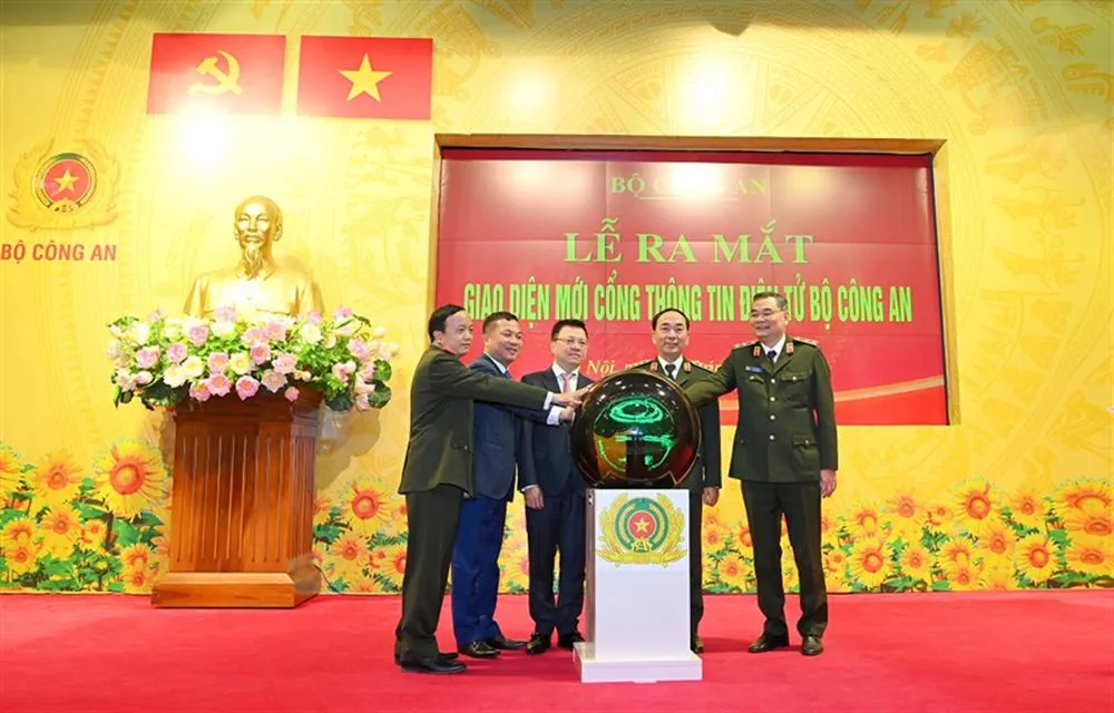 Lãnh đạo các đơn vị thực hiện nghi thức ra mắt giao diện mới Cổng TTĐT Bộ Công an