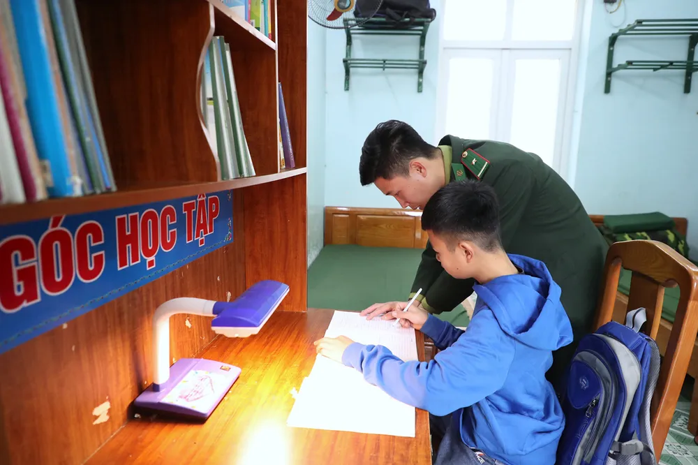 Chương trình “Con nuôi đồn biên phòng” đã giúp nhiều trẻ em vùng cao tới trường Chương trình “Con nuôi đồn biên phòng” đã giúp nhiều trẻ em vùng cao tới trường