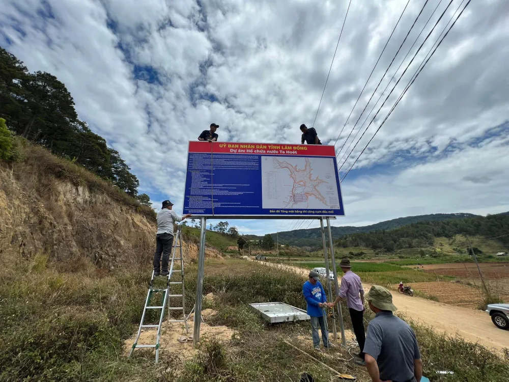 Thông tin về dự án hồ chứa nước Ta Hoét được dựng ngay khu vực dự án để người dân theo dõi