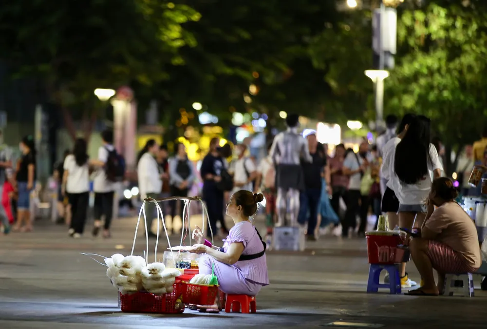 Cảnh hàng rong bán ngay trên tuyến phố đi bộ Nguyễn Huệ. Ảnh: DŨNG PHƯƠNG