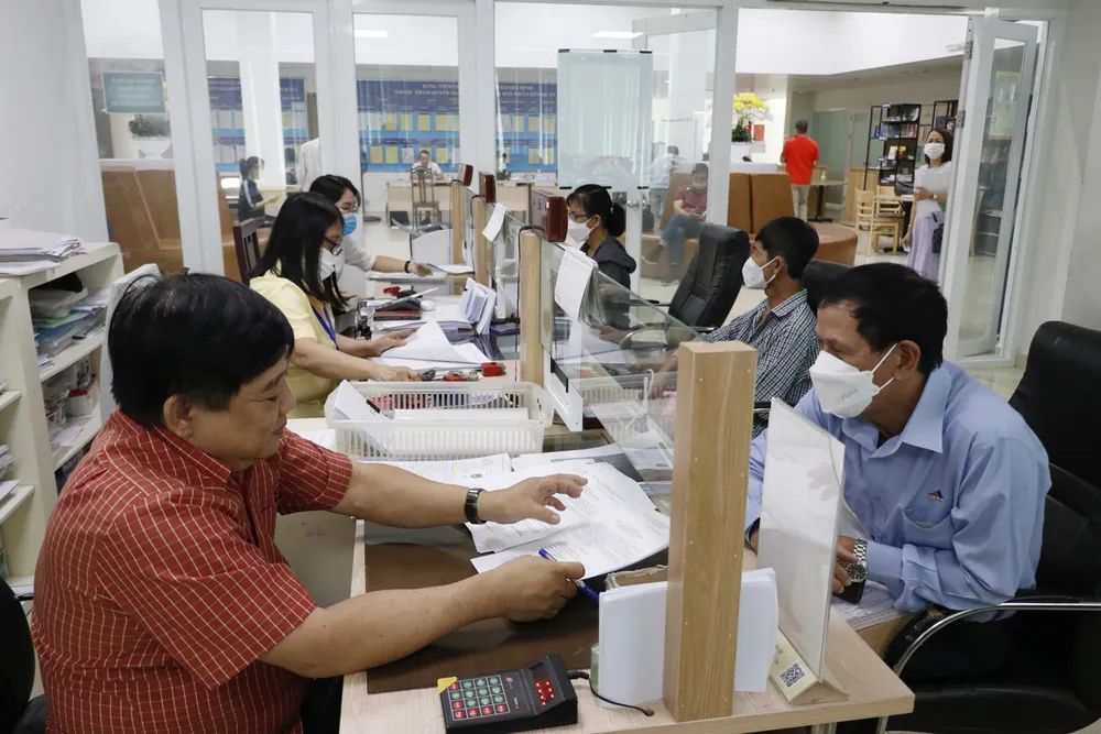 Người dân làm thủ tục hành chính tại UBND quận 3, TPHCM. Ảnh: NGÔ BÌNH