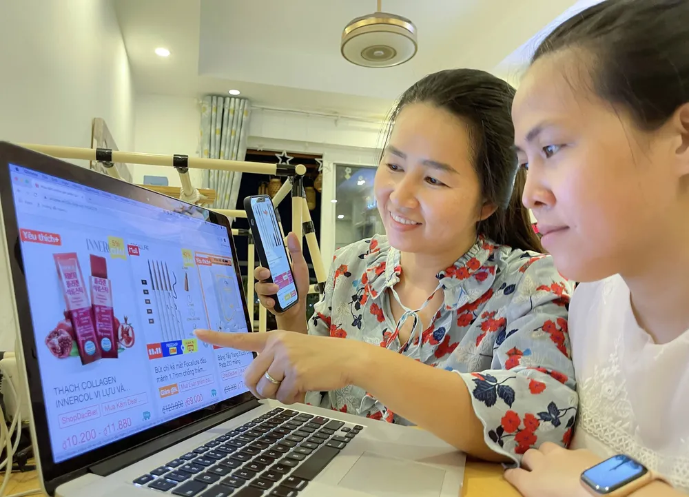 Người dân tìm hiểu mua hàng trực tuyến. Ảnh: HOÀNG HÙNG