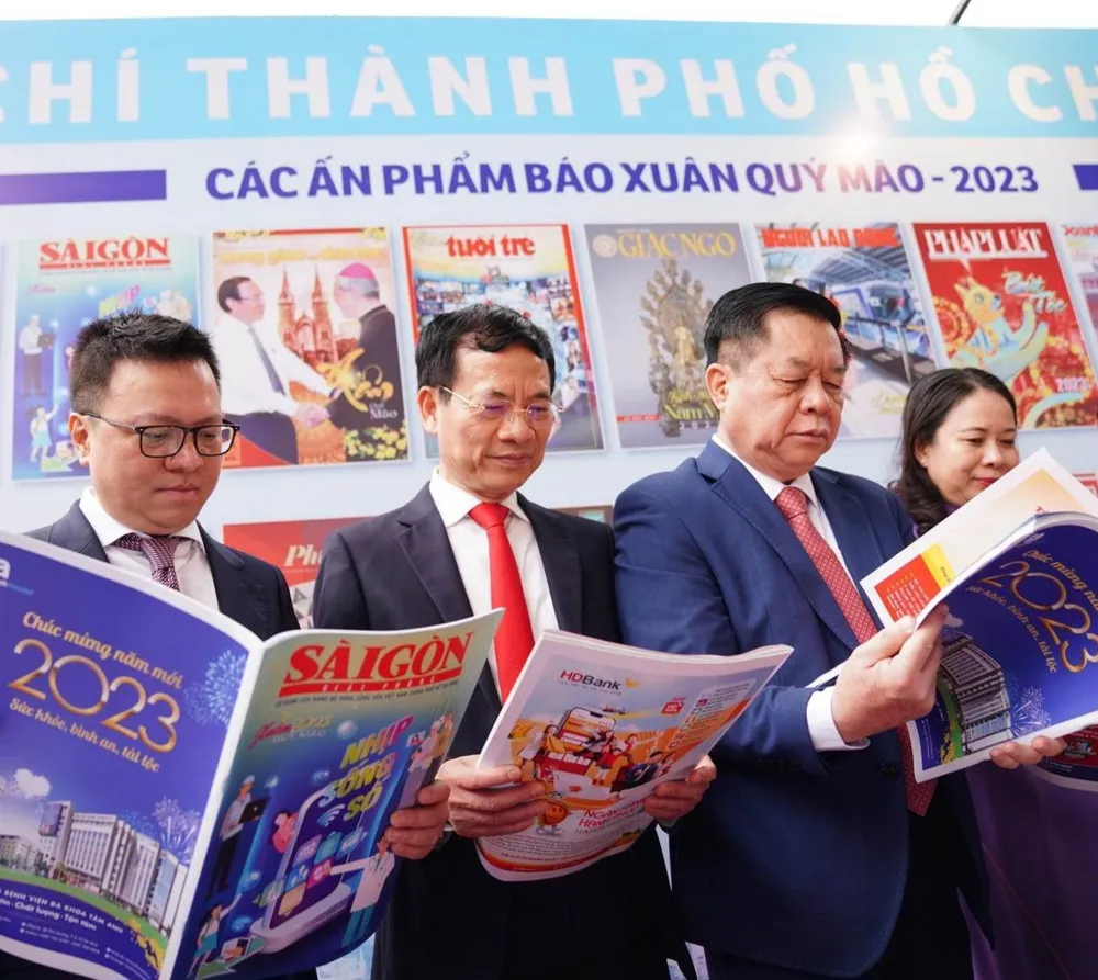 Các đại biểu tham quan khu trưng bày của các cơ quan báo chí phía Nam