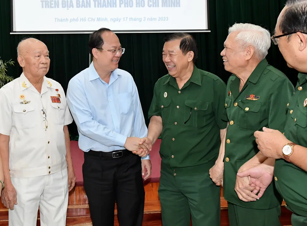 Phó Bí thư Thành ủy TPHCM Nguyễn Hồ Hải trao đổi cùng các đại biểu tại hội nghị. Ảnh: VIỆT DŨNG