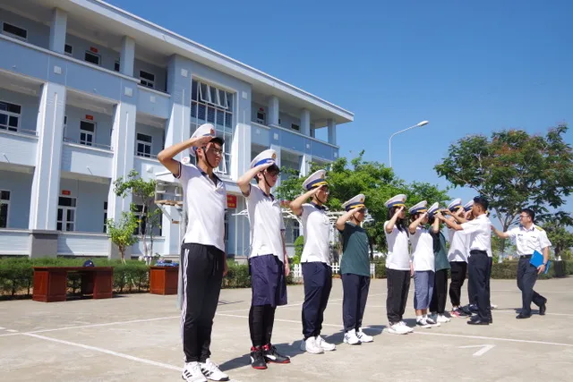 Huấn luyện động tác điều lệnh đội ngũ Huấn luyện động tác điều lệnh đội ngũ