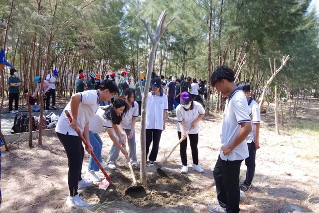 Các em học sinh trồng và chăm sóc cây xanh Các em học sinh trồng và chăm sóc cây xanh