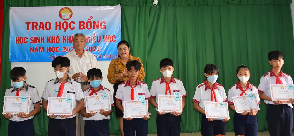 Bà Nguyễn Thu Thủy, Phó Giám đốc đối ngoại Vedan Việt Nam trao học bổng cho các em học sinh tại huyện Nhơn Trạch Bà Nguyễn Thu Thủy, Phó Giám đốc đối ngoại Vedan Việt Nam trao học bổng cho các em học sinh tại huyện Nhơn Trạch