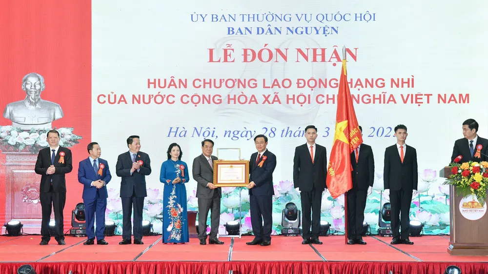 Chủ tịch Quốc hội Vương Đình Huệ trao tặng Huân chương Lao động hạng nhì cho Ban Dân nguyện. Ảnh: Quochoi.vn