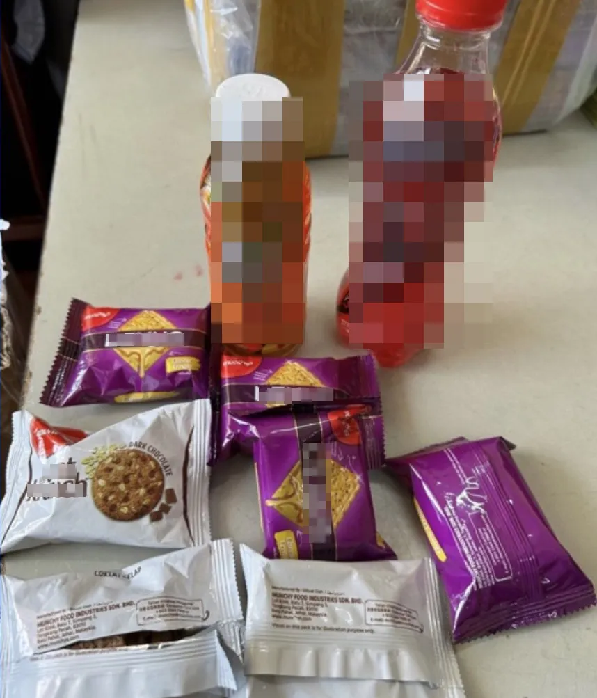 Nước và bánh nhóm người lạ phát trước cổng trường tại Đà Lạt sáng 28-3