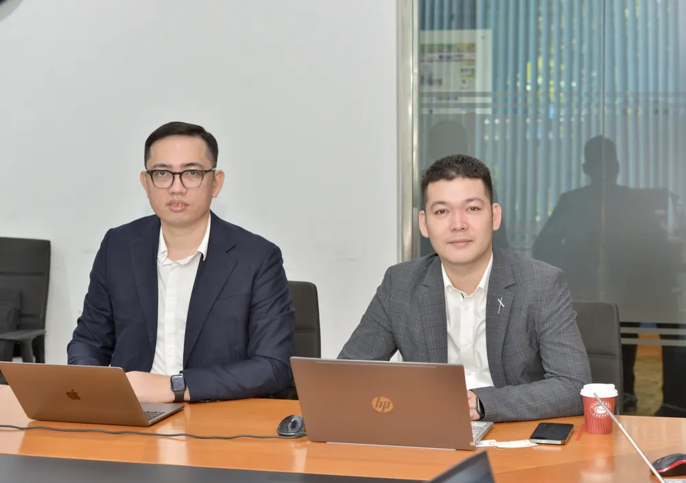 Ông Phạm Trung Dũng, Phó Giám đốc Trung tâm kinh doanh giải pháp quốc tế - Tổng Công ty Giải pháp Doanh nghiệp Viettel (bìa trái). Ảnh: CAO THĂNG