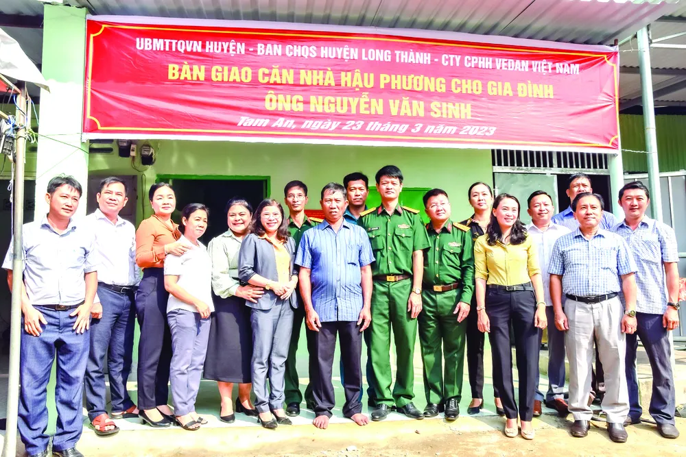 Bà Nguyễn Thu Thủy (thứ 5 từ trái sang), Phó Giám đốc Đối ngoại Vedan trao nhà cho gia đình ông Nguyễn Văn Sinh