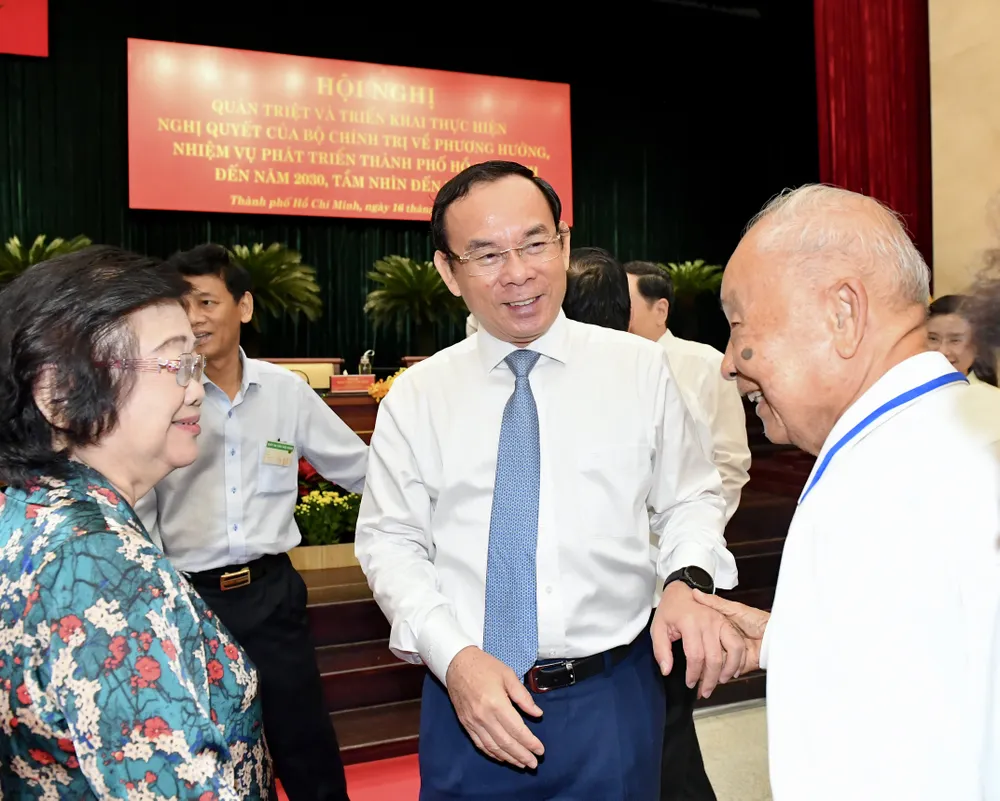 Bí thư Thành ủy TPHCM Nguyễn Văn Nên trao đổi với các đại biểu dự Hội nghị Quán triệt và triển khai thực hiện Nghị quyết 31 của Bộ Chính trị tại TPHCM ngày 16-1-2023. Ảnh: VIỆT DŨNG