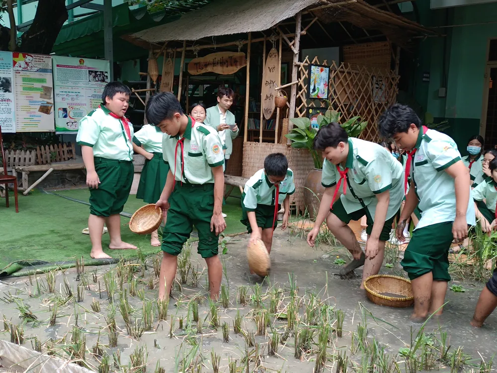 Học sinh Trường THCS Hà Huy Tập (quận Bình Thạnh, TPHCM) tham gia hoạt động trải nghiệm vào giữa tháng 3-2023