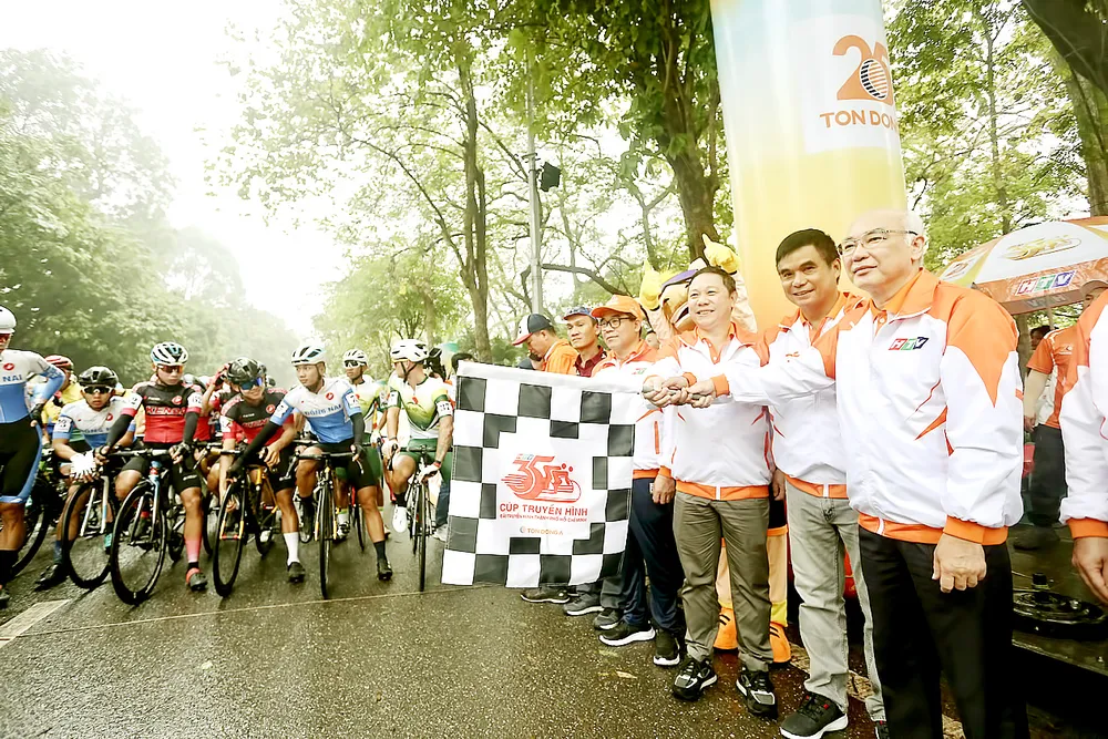 Trưởng Ban Tuyên giáo Thành ủy TPHCM Phan Nguyễn Như Khuê và Phó Chủ tịch UBND TPHCM Dương Anh Đức phất cờ khởi tranh chặng 1 cuộc đua xe đạp Cúp Truyền hình TPHCM 2023. Ảnh: HOÀNG HÙNG