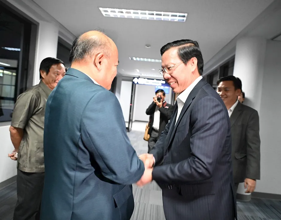 Phó Đô trưởng Vientiane Phouvong Vongkhamsao chào mừng đồng chí Phan Văn Mãi cùng đoàn đại biểu TPHCM tại sân bay. Ảnh: hcmcpv.org.vn Phó Đô trưởng Vientiane Phouvong Vongkhamsao chào mừng đồng chí Phan Văn Mãi cùng đoàn đại biểu TPHCM tại sân bay. Ảnh: hcmcpv.org.vn