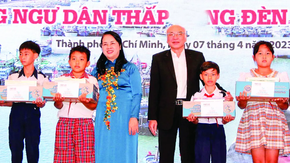 Đồng chí Phan Nguyễn Như Khuê và đồng chí Trần Kim Yến trao học bổng cho các em học sinh