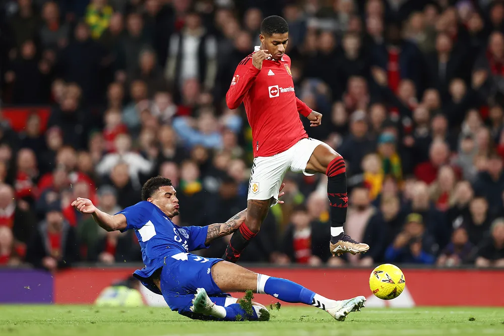 Marcus Rashford (trên) được kỳ vọng sẽ giúp Man.United vượt qua Everton thêm lần nữa ở mùa này