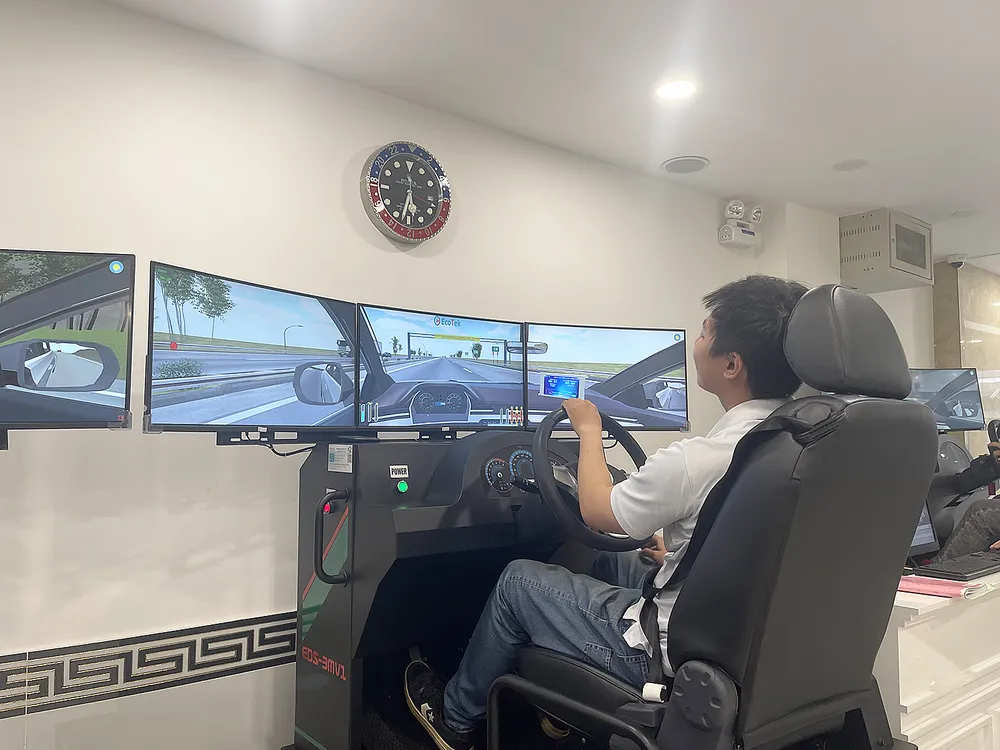 Học viên trên cabin tập lái ô tô tại Trung tâm đào tạo và dạy nghề Hoàng Gia, quận 3, TPHCM