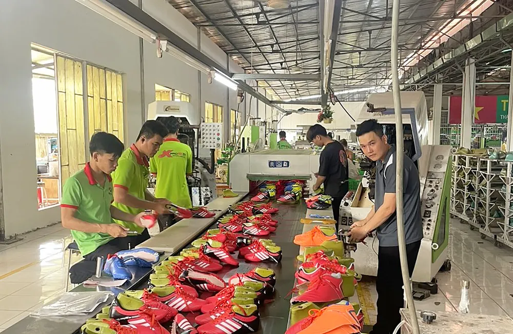 Sản xuất da giày tại Công ty TNHH Nam Bình. Ảnh: XUÂN TRUNG