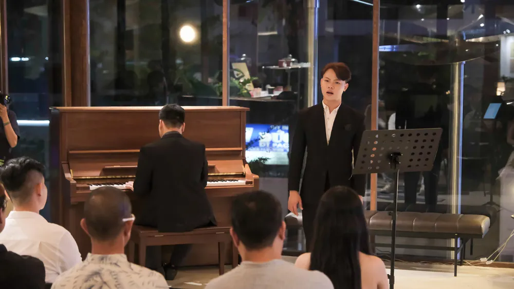 Tenor Thế Huy biểu diễn trong đêm nhạc Trịnh Công Sơn theo phong cách thính phòng, hát với piano