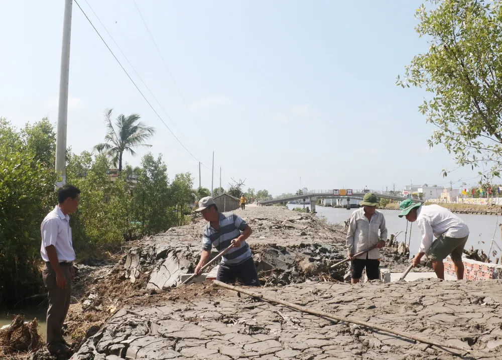 Người dân đào đất đắp nền đường ở huyện Đầm Dơi (tỉnh Cà Mau). Ảnh: TẤN THÁI Người dân đào đất đắp nền đường ở huyện Đầm Dơi (tỉnh Cà Mau). Ảnh: TẤN THÁI