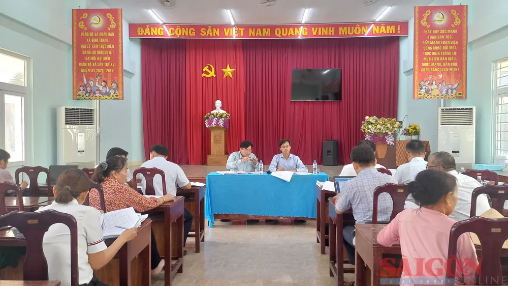 Gặp gỡ, họp với những người dân đã nhường đất cho dự án Nhà máy lọc dầu Dung Quất nhưng đến nay chưa được cấp sổ đỏ. Ảnh: NGUYỄN TRANG