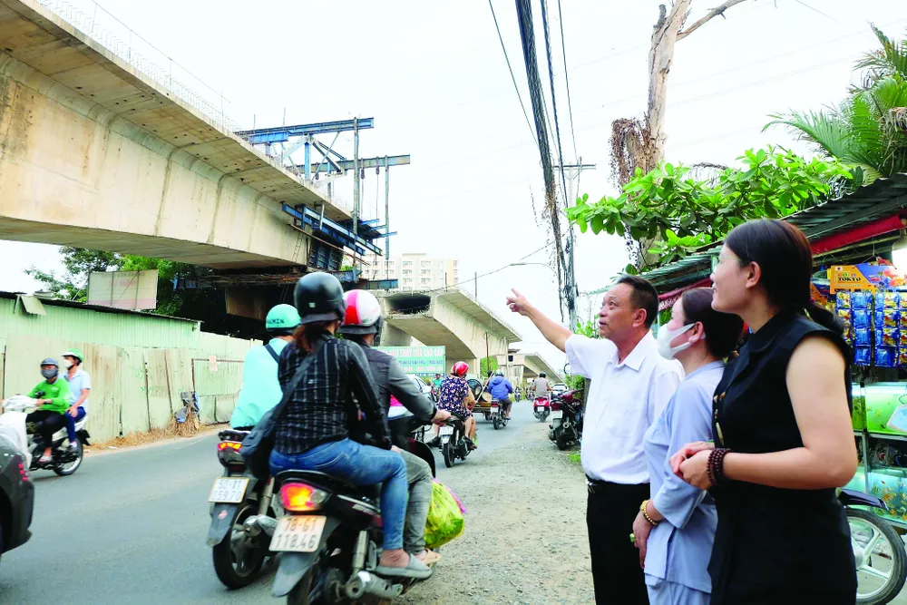 Người dân phấn khởi khi cầu Nam Lý vừa được tái thi công