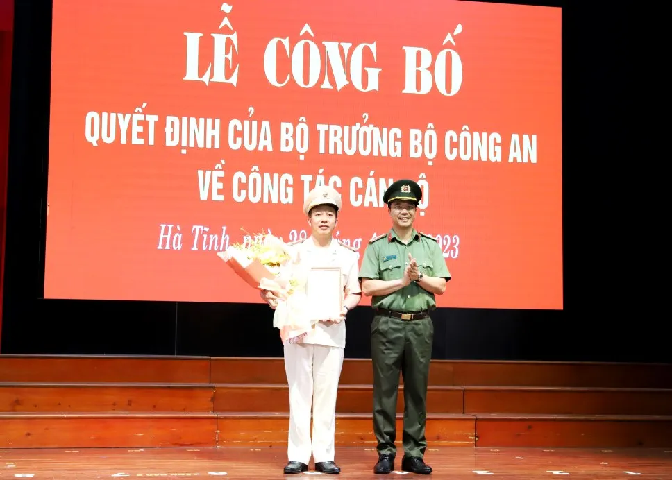 Thượng tá Nguyễn Hồng Phong, Giám đốc Công an Hà Tĩnh trao Quyết định của Bộ trưởng Bộ Công an cho Thượng tá Nguyễn Trung Kiên. Ảnh: Công an Hà Tĩnh Thượng tá Nguyễn Hồng Phong, Giám đốc Công an Hà Tĩnh trao Quyết định của Bộ trưởng Bộ Công an cho Thượng tá Nguyễn Trung Kiên. Ảnh: Công an Hà Tĩnh