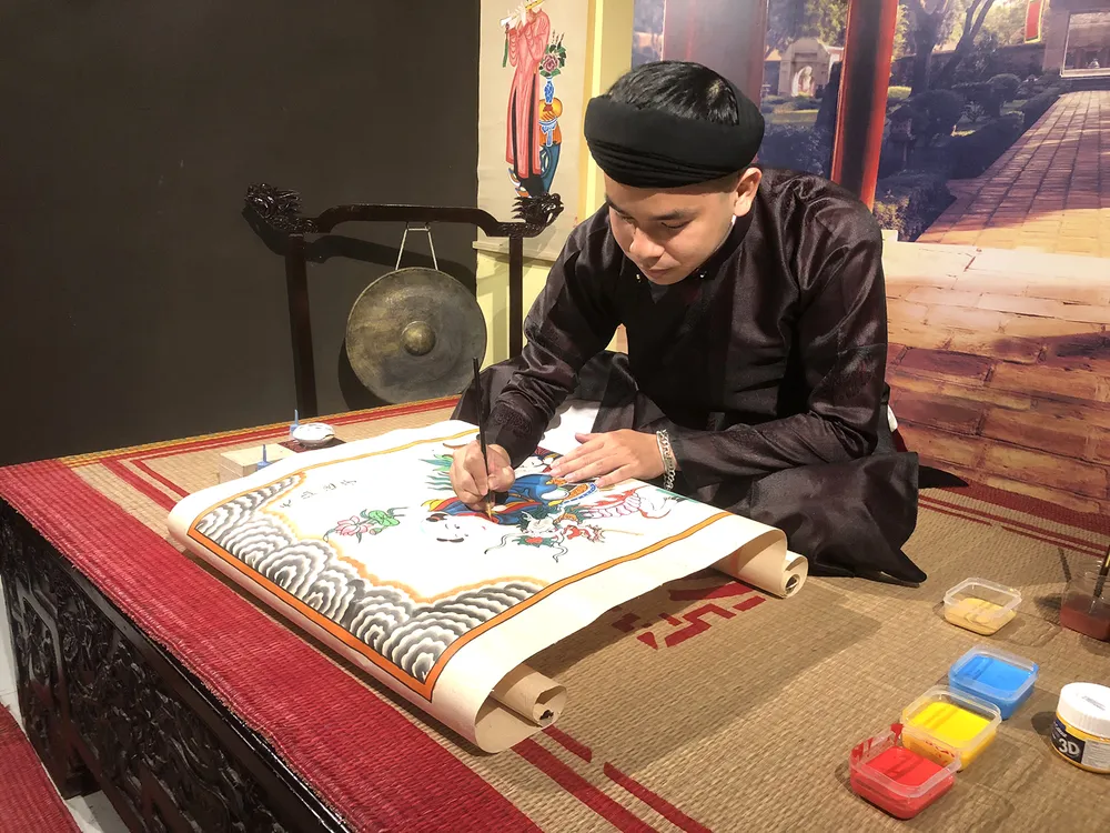 Họa sĩ Nam Chi vẽ tranh dân gian Hàng Trống