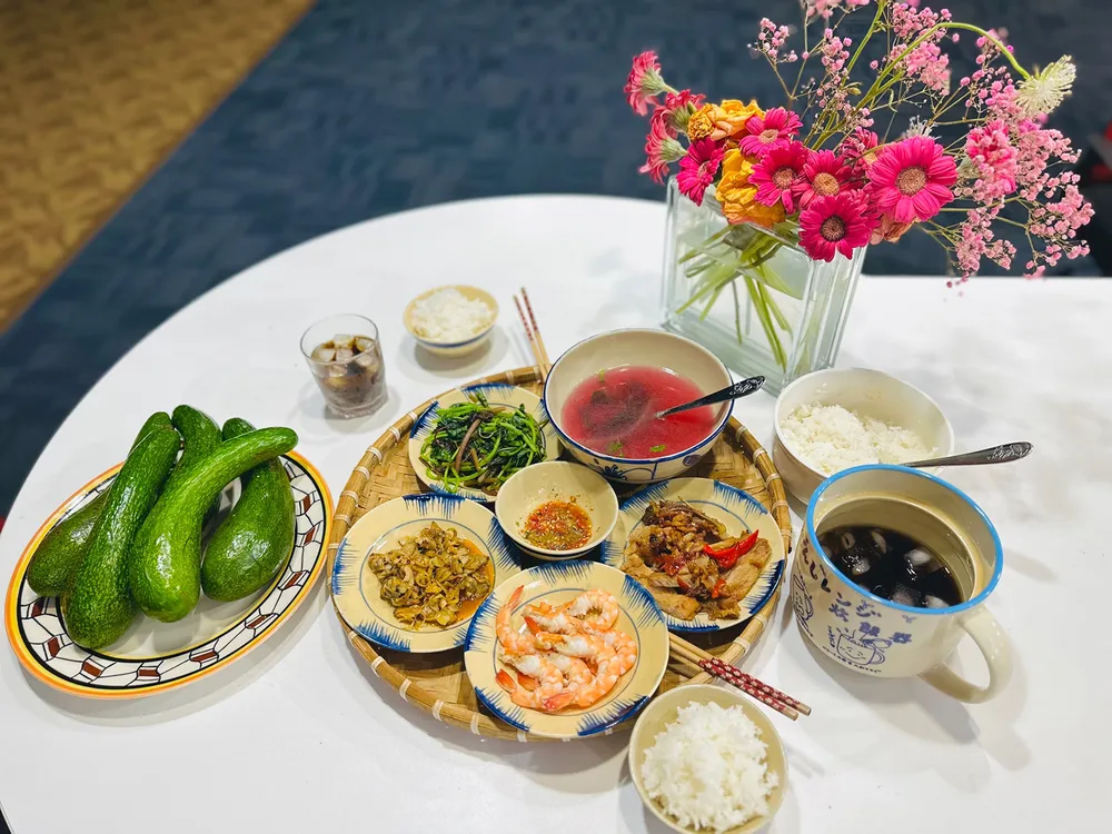 Bữa cơm bên người thân dung dưỡng biết bao tâm hồn. Ảnh: CA DAO