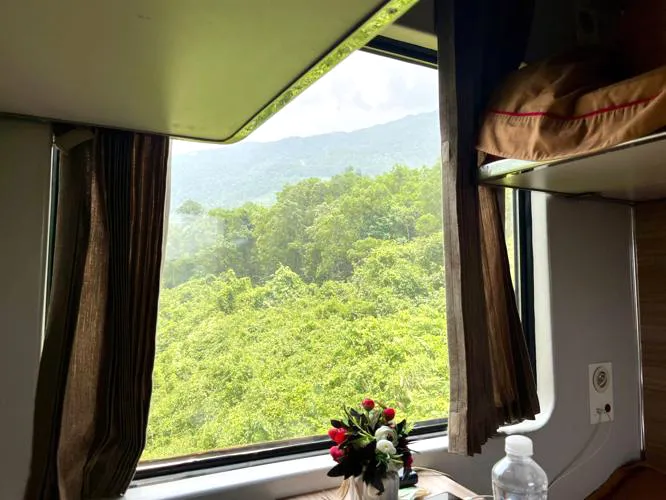 Phong cảnh trên đường đến Huế (ảnh Natalie Compton chụp trên tàu lửa)
