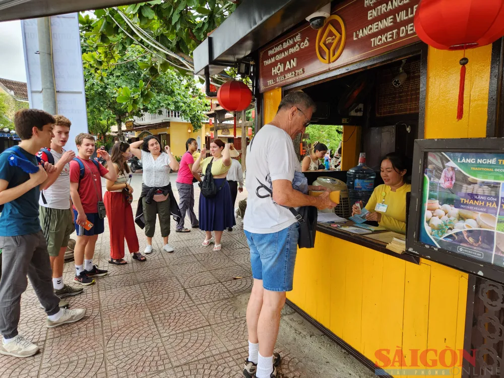 Đoàn khách quốc tịch Mỹ đến mua vé vào tham quan phố cổ Hội An. Ảnh: NGUYỄN CƯỜNG Đoàn khách quốc tịch Mỹ đến mua vé vào tham quan phố cổ Hội An. Ảnh: NGUYỄN CƯỜNG