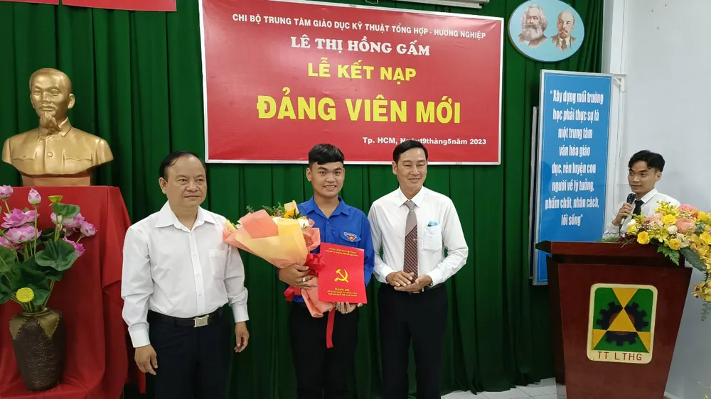 Đại diện Sở GD-ĐT TPHCM trao quyết định kết nạp Đảng viên mới cho học sinh Trần Minh Quân