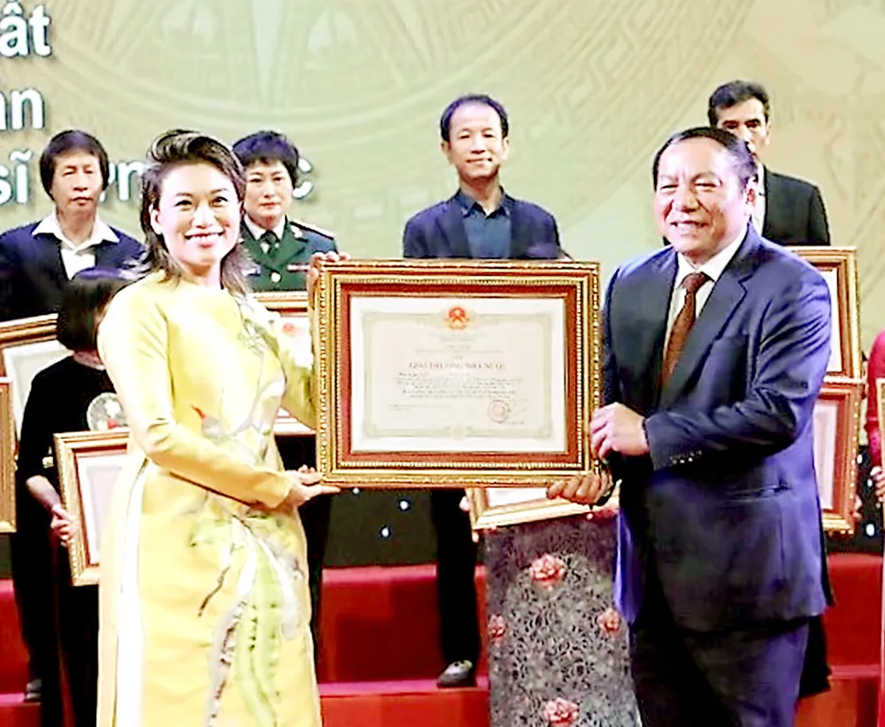 Tác giả Trần Ly Ly được trao tặng Giải thưởng Nhà nước về văn học nghệ thuật. Ảnh: VIẾT CHUNG