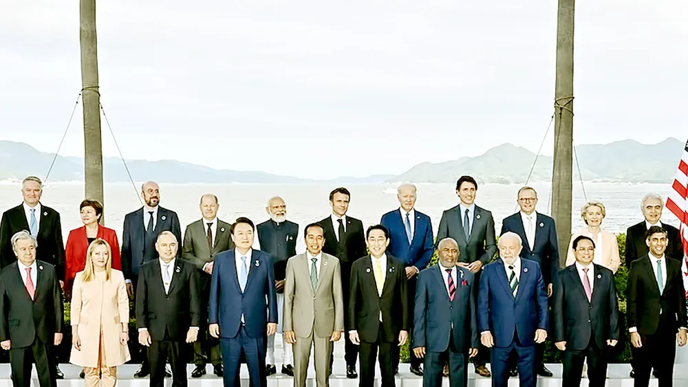 Thủ tướng Nhật Bản Kishida Fumio đón Thủ tướng Phạm Minh Chính và trưởng đoàn các nước tham dự Hội nghị thượng đỉnh Nhóm các nước công nghiệp phát triển (G7) mở rộng. Ảnh: TTXVN