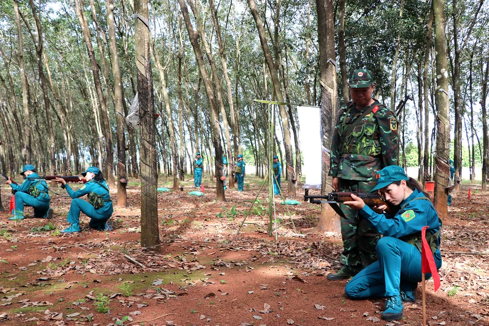 Bộ đội địa phương hướng dẫn lực lượng dân quân tự vệ sử dụng súng