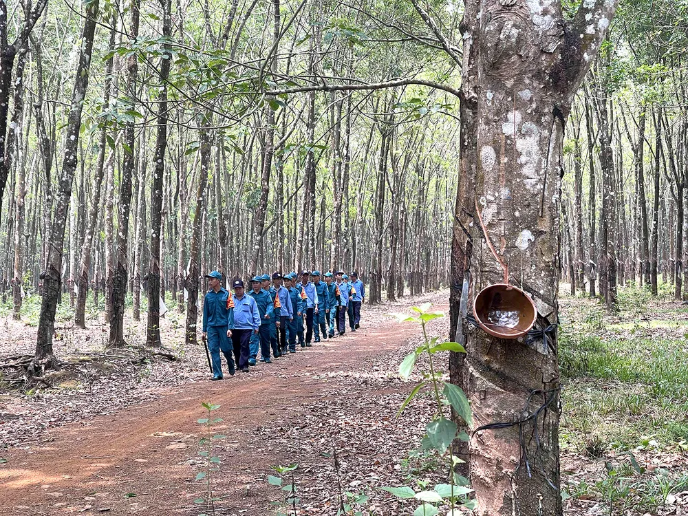Lực lượng dân quân tự vệ Công ty Cao su Lộc Ninh kết hợp với Ban Chỉ huy Quân sự huyện Bù Đốp tuần tra trên địa bàn