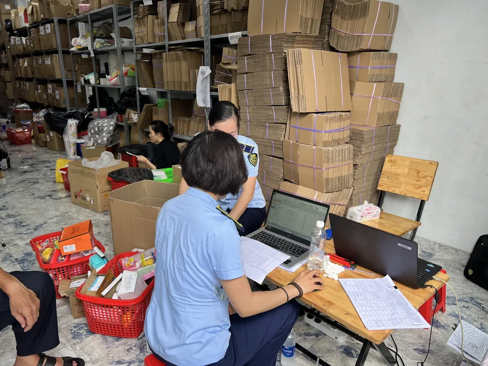 Cán bộ quản lý thị trường TPHCM lập biên bản tại cửa hàng vi phạm